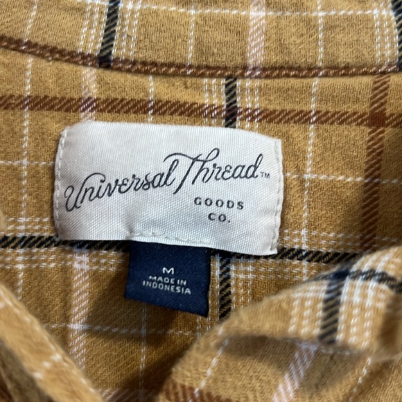 🌻🌻🌻 Flannel double pocket button down. - Picture 2 of 4